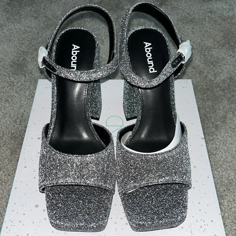 Abound sole sandal buckle